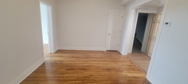 Building Photo - 3207 N Wilton Ave