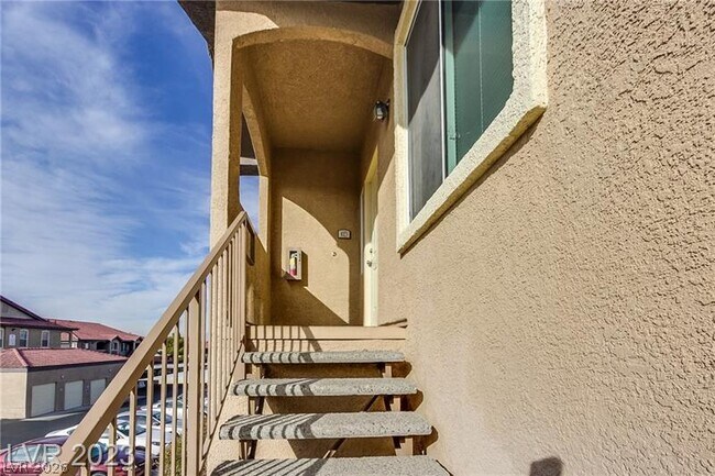 Building Photo - 2305 W Horizon Ridge Pkwy