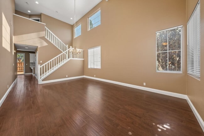 Building Photo - Spacious 4 Bedroom, 2.5 Bath Home in Sacra...