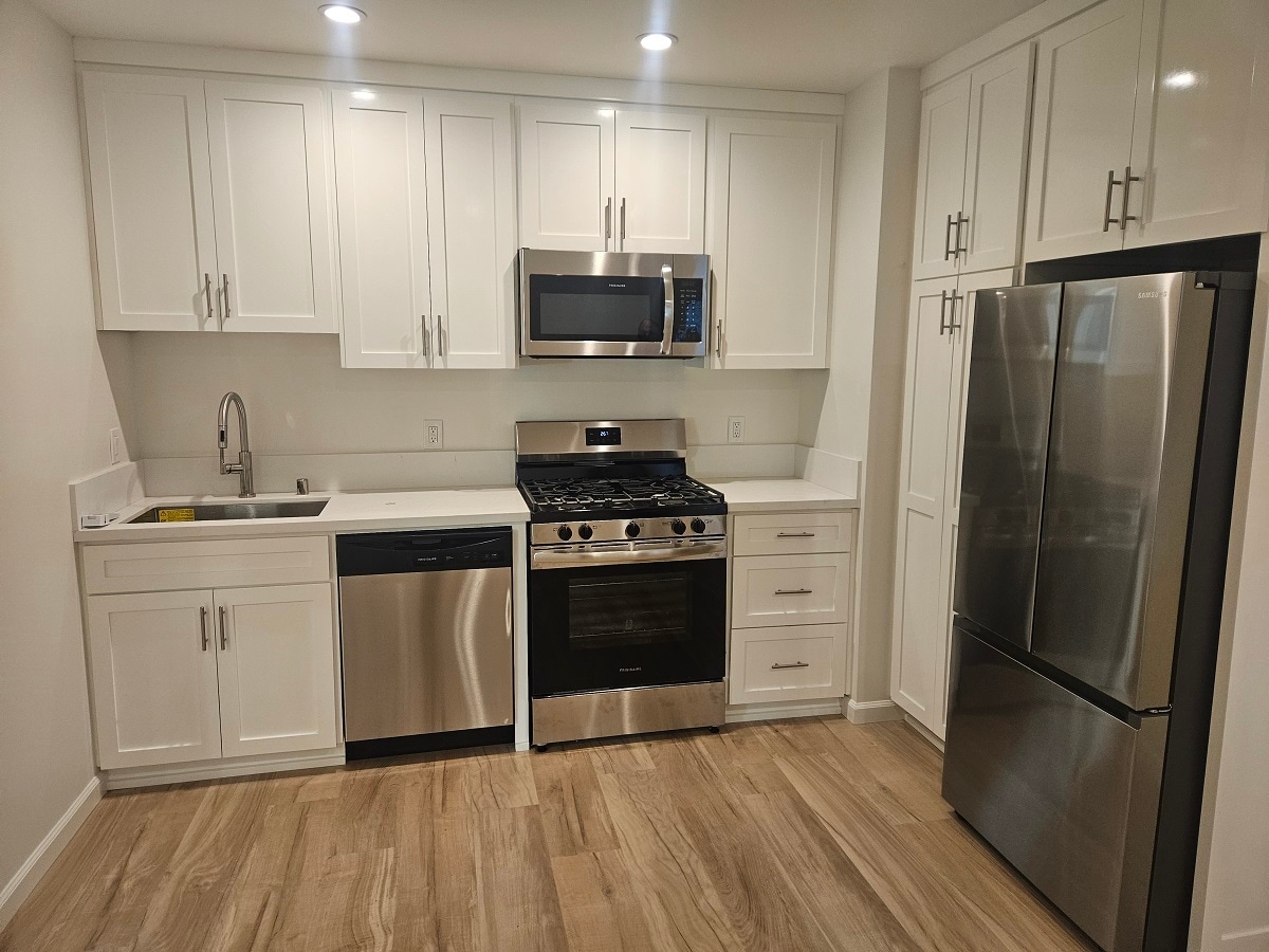 Kitchen - 17140 Rayen St