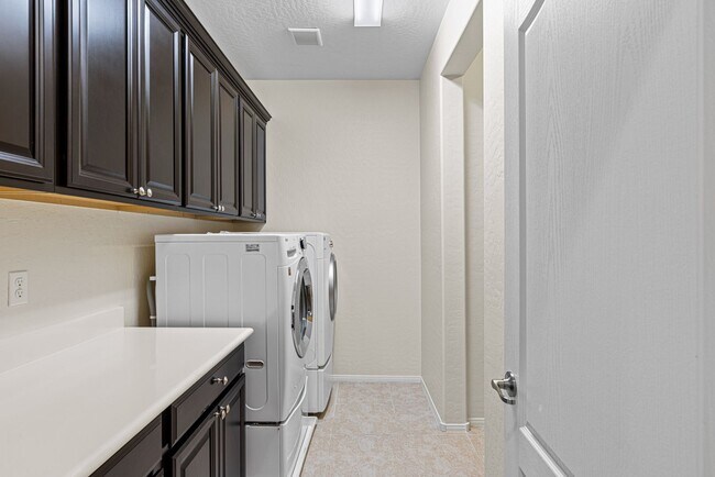 Building Photo - Beautiful West Vegas Home With Next Gen Suite