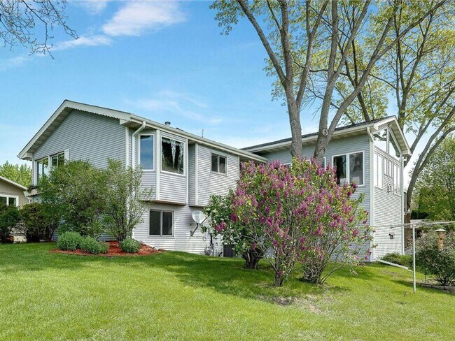 Building Photo - Spacious 4+ Bedroom with Vaulted Family Room, Fireplace, Panoramic Views, Bonus Room, Pets OK!