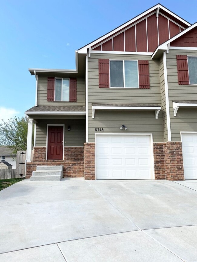 Building Photo - Luxury Townhomes