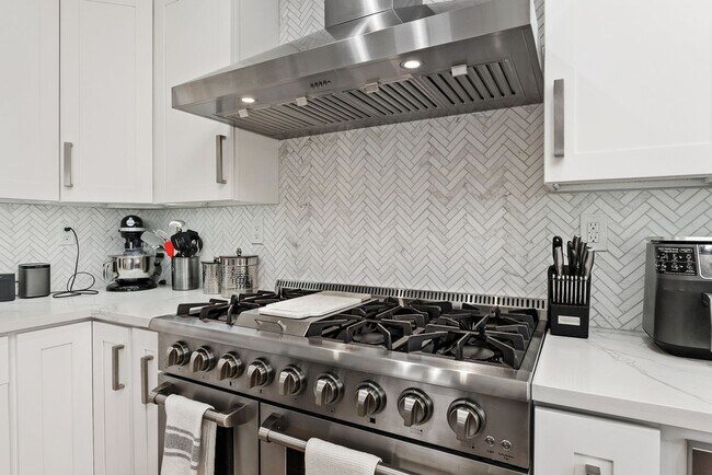 Building Photo - Luxury Living in San Clemente – 5 Bed, 3.5...