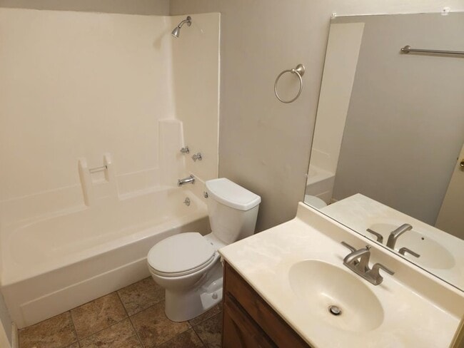 Building Photo - 340 Creekwood Ct