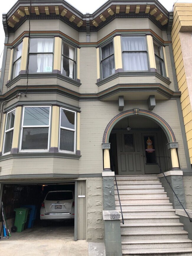 Building Photo - Classic spacious San Francisco Flat in popular Inner Sunset District w/garage parking! OPEN HOUSE...