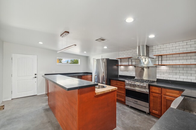 Building Photo - 1612 E Gaylon Dr