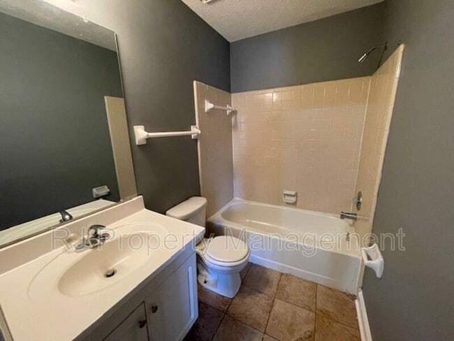 Building Photo - 5560 Blossom Ln