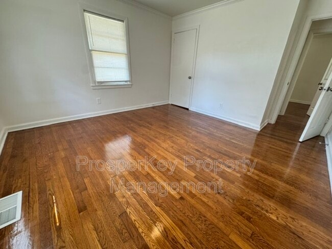 Building Photo - 340 Adelle St SE