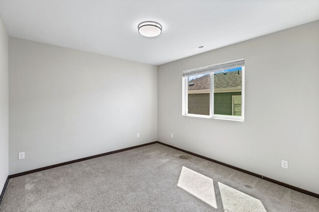 Building Photo - Newer 5 Bedroom Home off Loxie Eagans! Min...