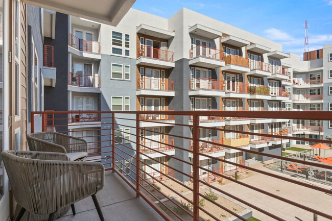 Building Photo - 400 N 2nd Ave