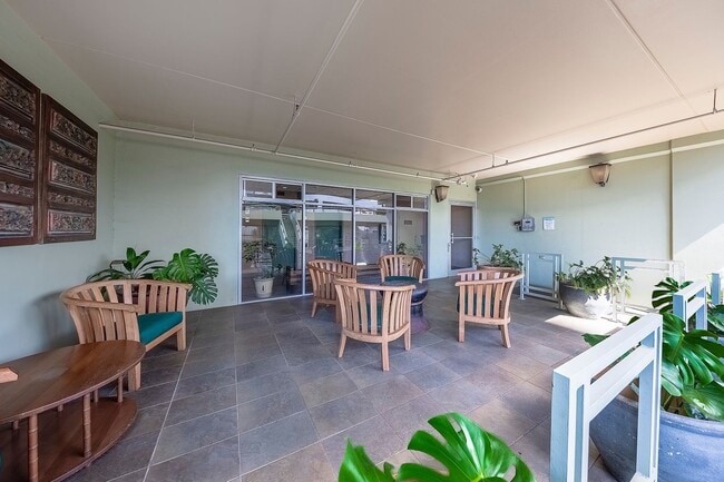 Building Photo - Lovely Renovated 2 Bedroom Condo