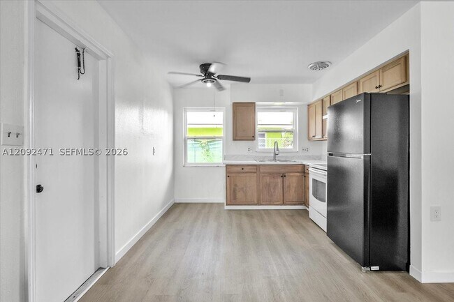 Building Photo - 2423 Jeffcott St