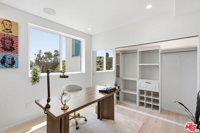 Building Photo - 2311 Cove Ave