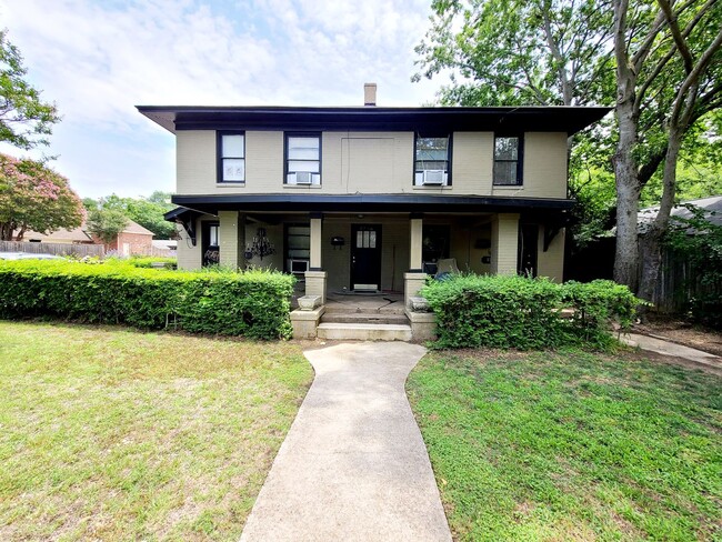 Primary Photo - Remodeled 1 Bed, 1 Bath 4-Plex Craftsman A...
