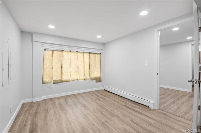 Building Photo - 570 Conklin St