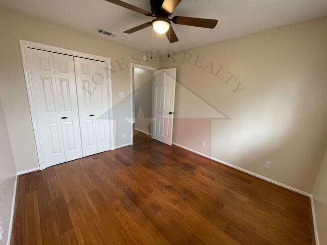 Building Photo - 1303 August Dr