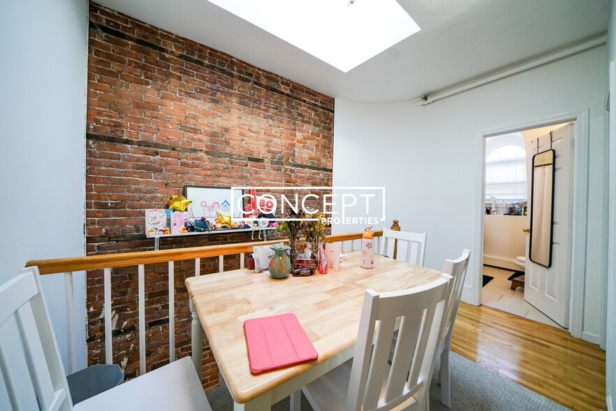 Building Photo - 168 Northampton St