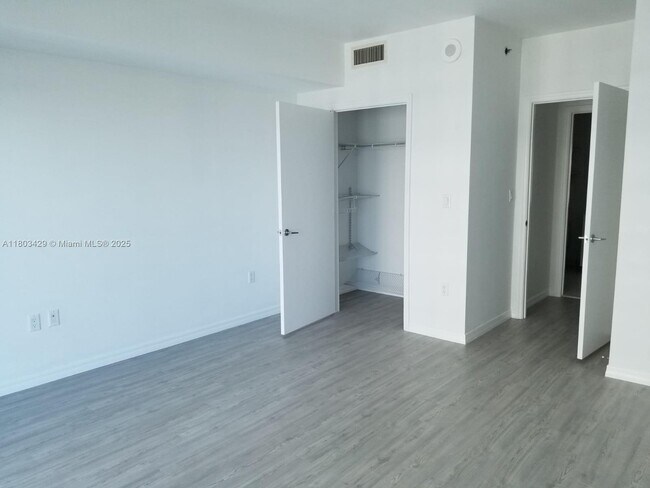 Building Photo - 500 Brickell Ave