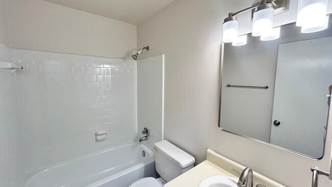 Building Photo - Alpharetta 3 Bedroom-2 Bathroom, Minutes F...