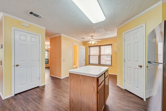 Building Photo - 220 High Pointe Ln