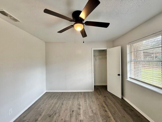 Building Photo - Tour Today! 3 Bed 1 Bath home in Tyler!