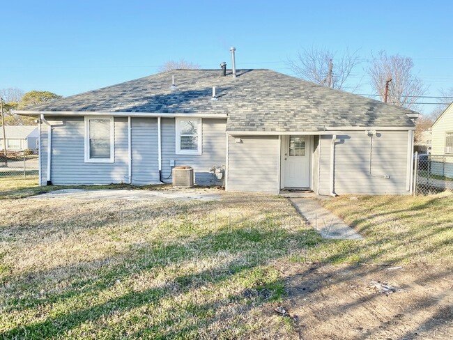 Building Photo - 323 Roane Dr
