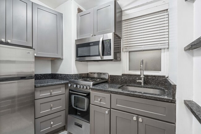 Building Photo - 321 E 45th St