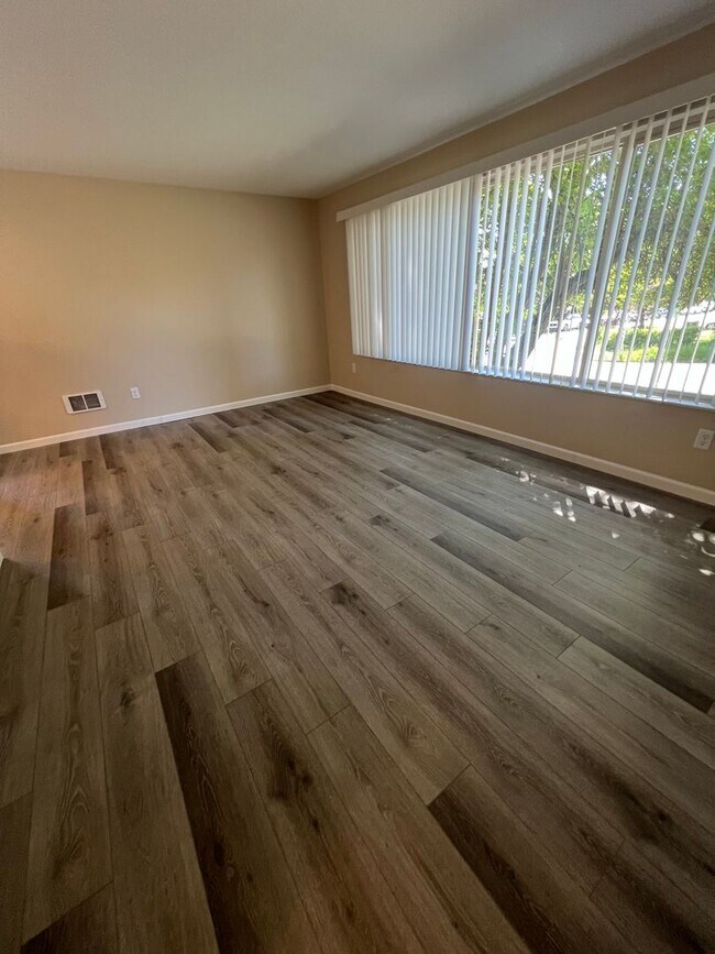 Building Photo - Newly Renovated 1-Bedroom Apartment in the Heart of Everett