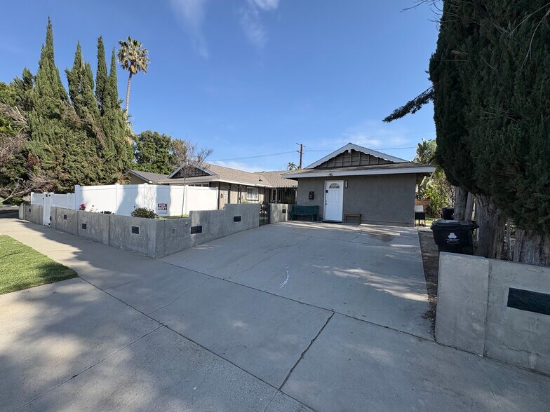 Building Photo - 8216 Glade Ave