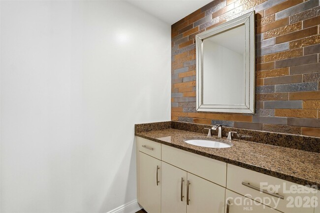 Building Photo - 701 Royal Ct