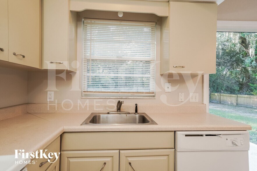 Building Photo - 16243 Banyan Ave