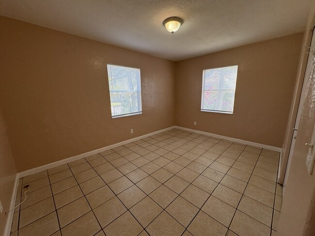 Building Photo - Charming 2-Bedroom Home in St. Petersburg'...