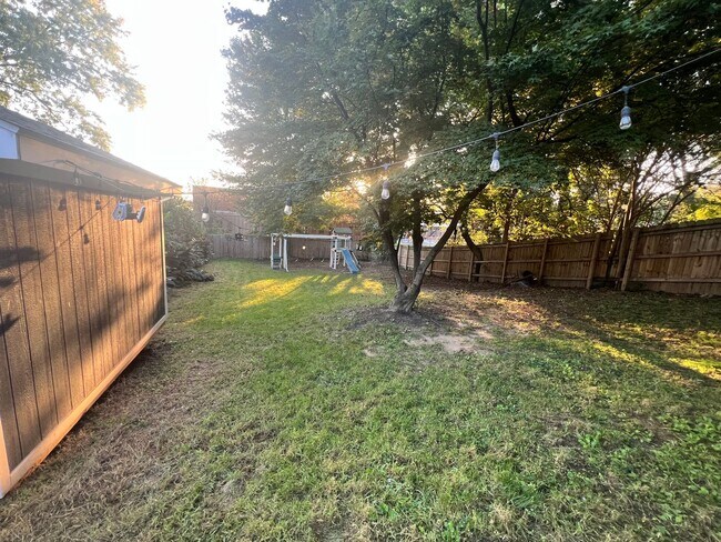 Building Photo - Stunning 4 BR/3.5 BA Single-Family Home in...