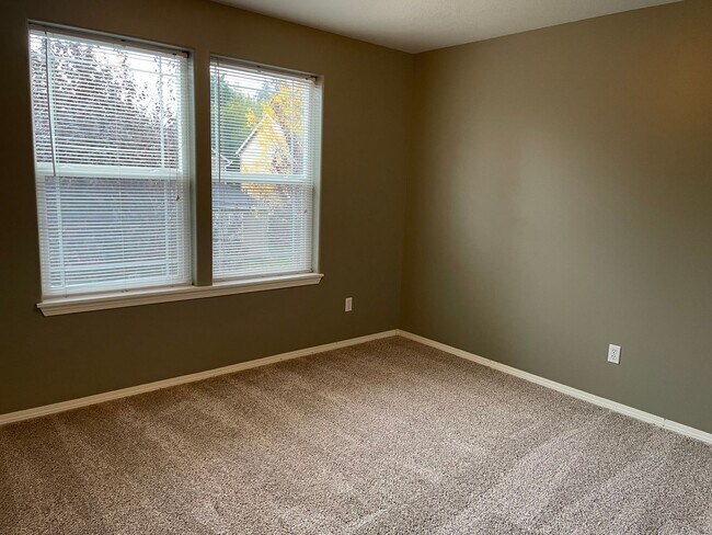Building Photo - Custom Townhome in Camas School District! Stainless Steel Appliances and A/C!