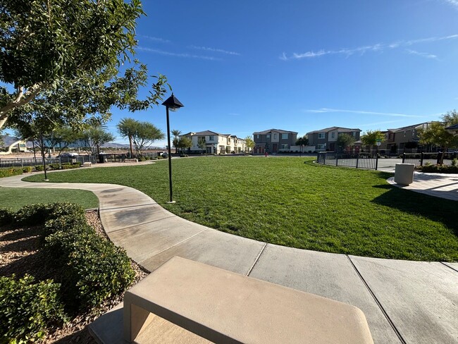 Building Photo - Beautiful 3Bed/3Bath Townhome located in Enterprise/Southern Highlands–Southwest Henderson border...