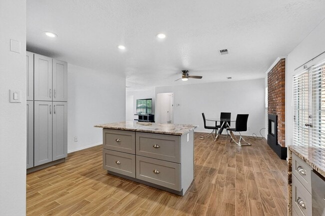 Building Photo - 3 Bedroom 2 Bath with 2 car garage
