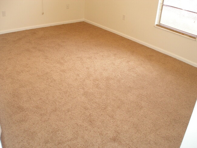 Building Photo - 508 Pinegrove Ave