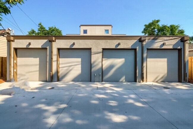 Building Photo - 3 bedroom Townhome + 2 Large Flex Spaces &...