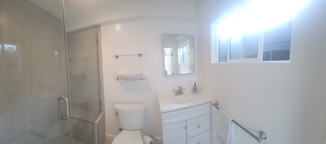 Nice bathroom - 4074 Tivoli Ave