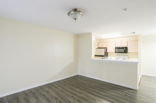 Building Photo - 5451 Vineland Rd