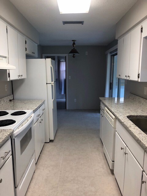 Building Photo - Adorable & Updated in DeBary!