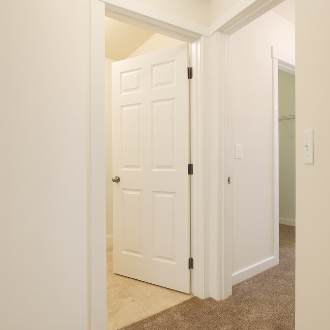 Building Photo - Gorgeous 3x2.5 duplex unit with a fenced b...