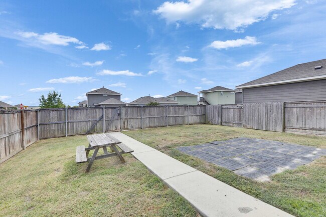 Building Photo - 3 Bedroom Home on Corner Lot - One Month FREE