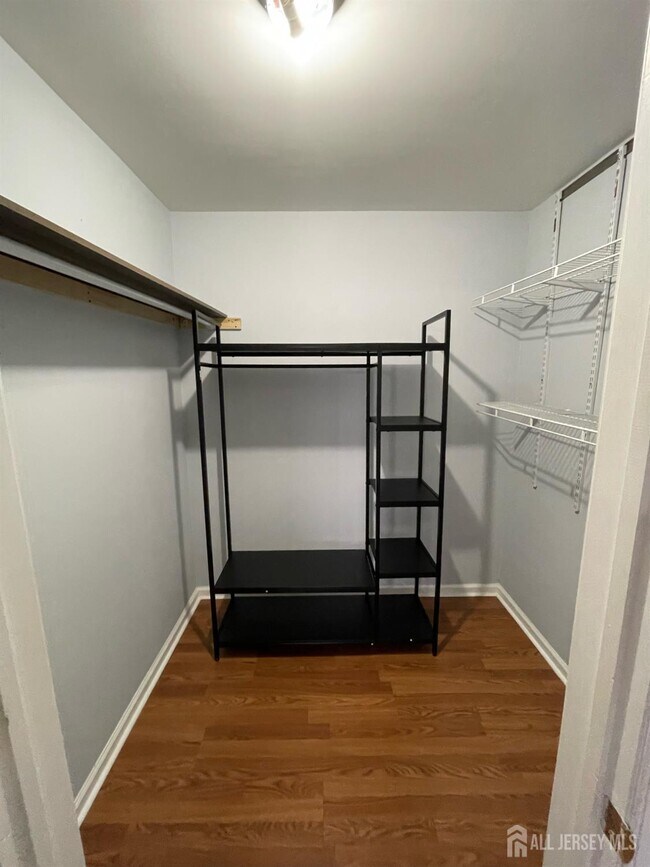 Building Photo - 301 Pinelli Dr