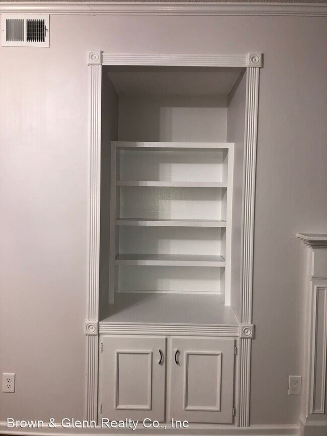 Building Photo - 301 Queens Rd