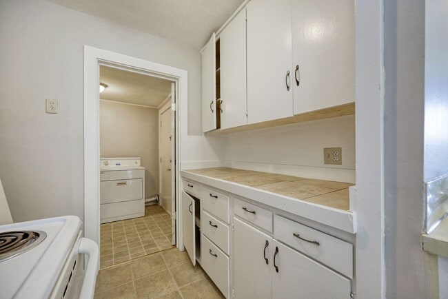 Building Photo - Updated Bethel area 2 bedroom duplex with ...