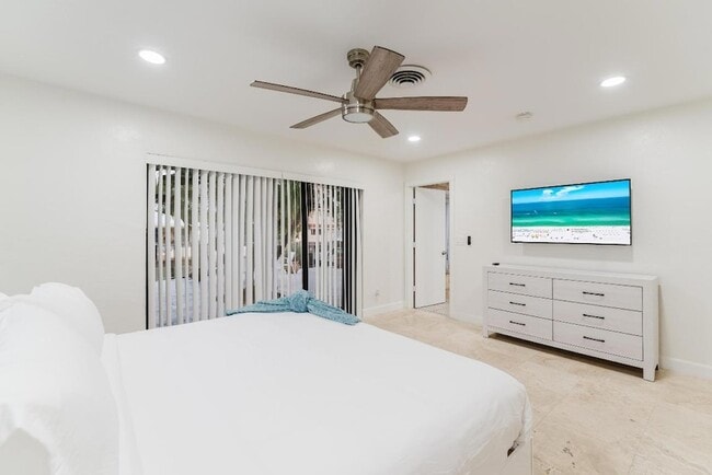 Building Photo - 1016 NE 26th Ave