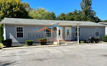 Building Photo - 2 Bedroom Townhouse with Yard