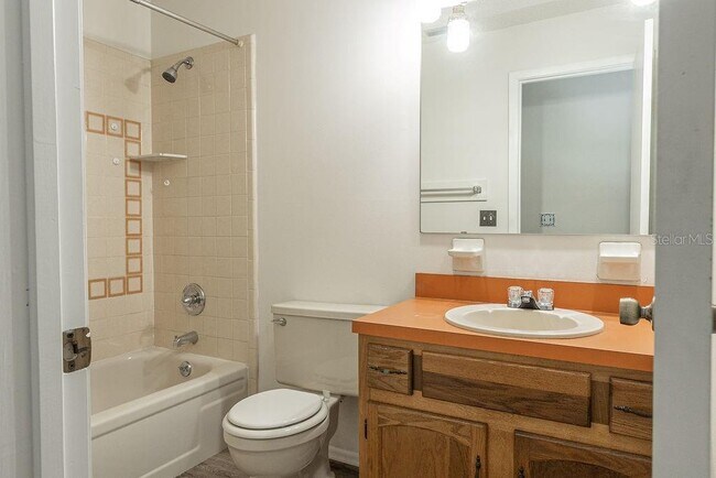 Building Photo - 223 E Fern Dr